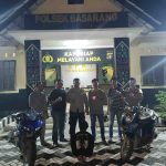 Polres Kapuas menangkap pelaku pencurian sepeda motor di Basarang, mengamankan barang bukti motor Yamaha Vino warna biru, STNK, dan kunci kontak.