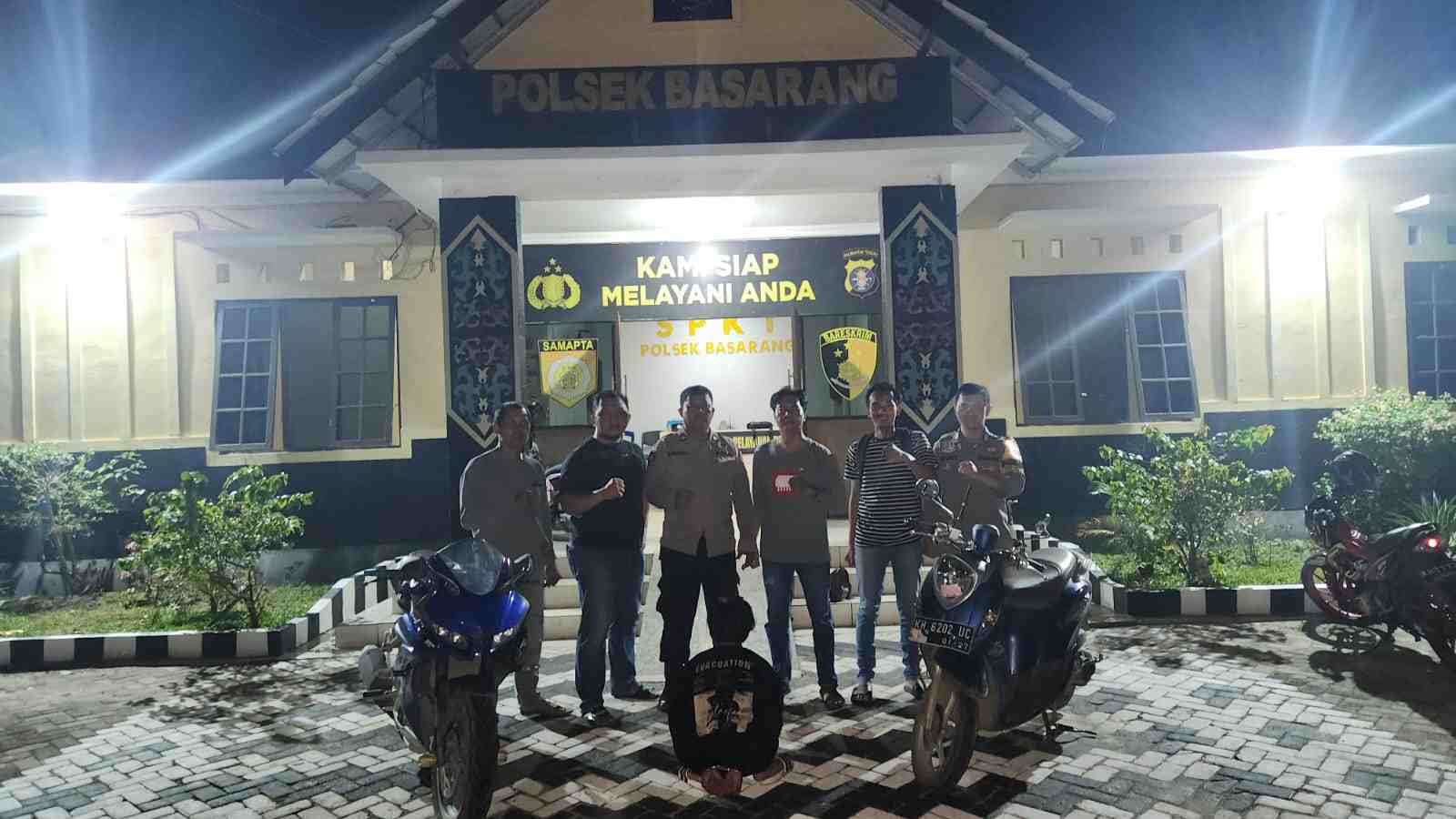 Polres Kapuas menangkap pelaku pencurian sepeda motor di Basarang, mengamankan barang bukti motor Yamaha Vino warna biru, STNK, dan kunci kontak.