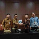 Wabup Herman Susilo bersama Kepala Dinas Komunikasi dan Informatika Barito Kuala, Hery Sasmita, serta peserta sosialisasi SPBE.