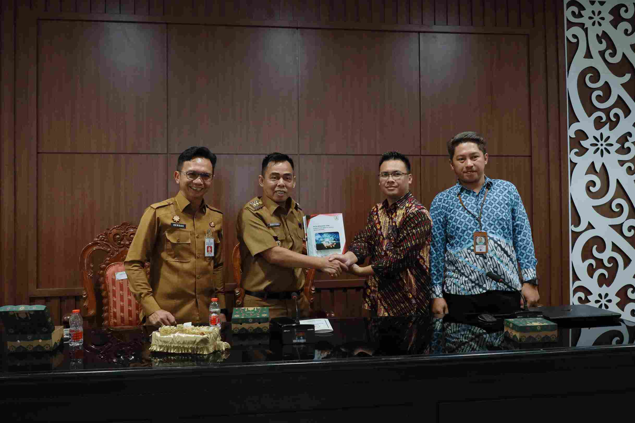 Wabup Herman Susilo bersama Kepala Dinas Komunikasi dan Informatika Barito Kuala, Hery Sasmita, serta peserta sosialisasi SPBE.