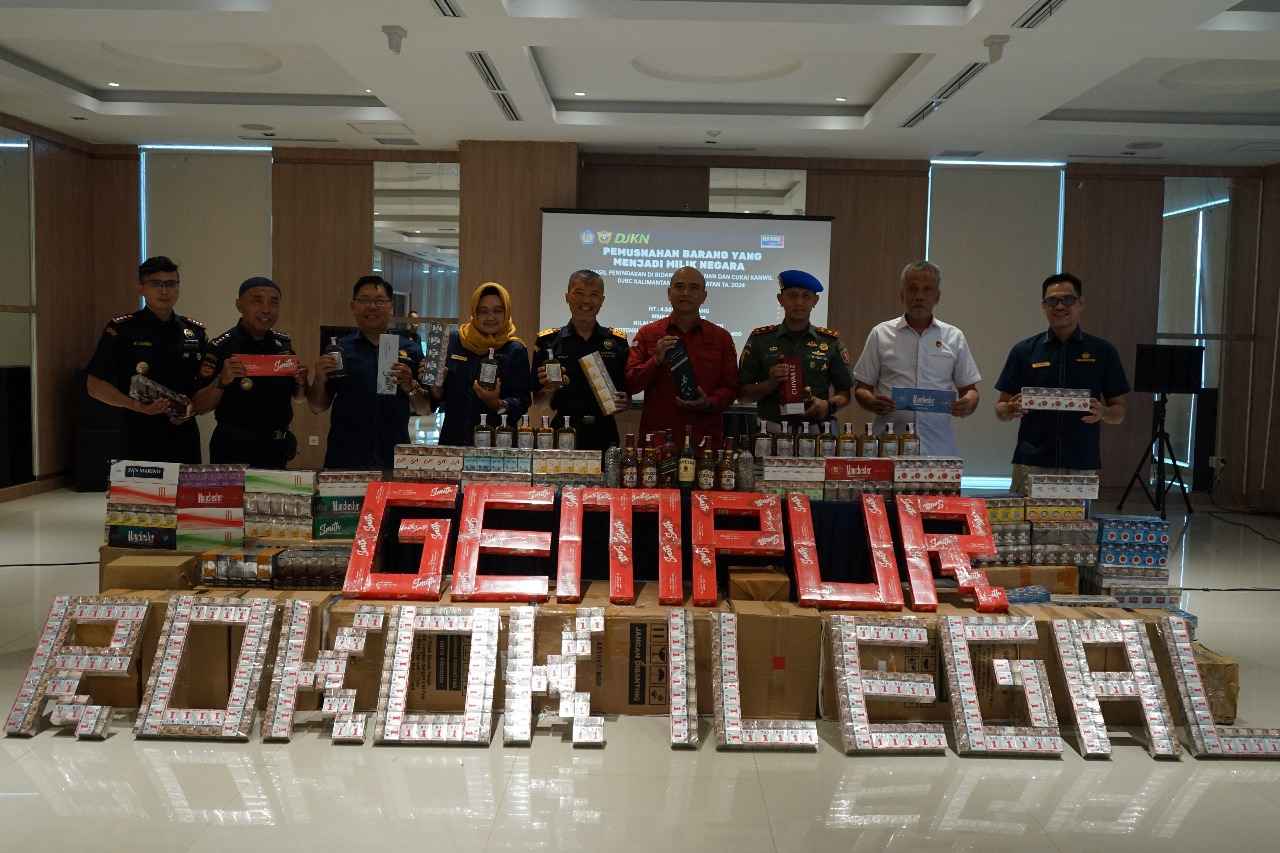 Suasana pemusnahan barang ilegal hasil penindakan Direktorat Jenderal Bea dan Cukai (DJBC) Kalimantan Bagian Selatan, yang mencakup tembakau ilegal dan minuman mengandung etil alkohol.
