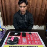 Petugas polisi mengamankan pelaku pengedar narkoba di Palangka Raya dengan bukti sabu dan perangkat lainnya.