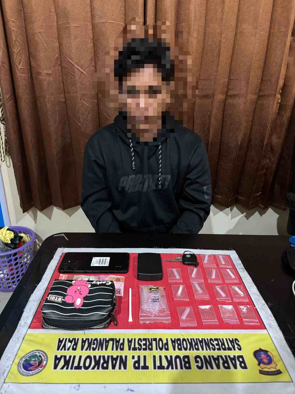 Petugas polisi mengamankan pelaku pengedar narkoba di Palangka Raya dengan bukti sabu dan perangkat lainnya.