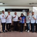 **Alt Teks:** Yuni Abdi Nur Sulaiman, Direksi Hasnur Group, menyerahkan 500 paket Ramadhan kepada Shinta Laksmi Dewi, Ketua Kadin Provinsi Kalsel, dalam rangka menyambut bulan suci Ramadhan 1446 Hijriah.