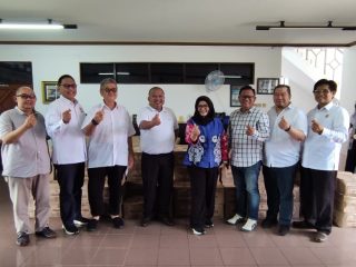 Hasnur Group Serahkan 500 Paket Ramadhan kepada Kadin Provinsi Kalsel