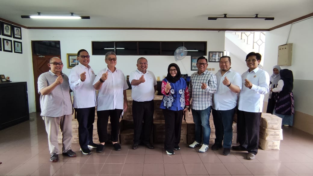 **Alt Teks:** Yuni Abdi Nur Sulaiman, Direksi Hasnur Group, menyerahkan 500 paket Ramadhan kepada Shinta Laksmi Dewi, Ketua Kadin Provinsi Kalsel, dalam rangka menyambut bulan suci Ramadhan 1446 Hijriah.