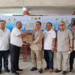 Yuni Abdi Nur Sulaiman, Direksi Hasnur Group, menyerahkan paket Ramadan kepada Zainal Helmie, Ketua PWI Kalsel, di Gedung PWI Kalsel, Banjarmasin