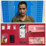 Petugas Satresnarkoba Polresta Palangka Raya menggeledah kediaman tersangka yang diduga terlibat dalam peredaran narkotika jenis sabu, menemukan tiga paket sabu beserta barang bukti lainnya.