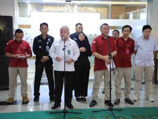 Tim Jam Pidsus memberikan penjelasan kepada wartawan dalam jumpa pers terkait perkembangan kasus dugaan tindak pidana korupsi yang melibatkan tata kelola minyak mentah dan produk kilang PT Pertamina (Persero)