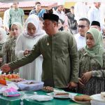 Bupati Barito Kuala, Dr. H. Bahrul Ilmi, bersama Forkopimda meninjau Pasar Panginan Ramadhan yang baru diresmikan di kawasan Siring Ulek Marabahan, yang diikuti oleh para pelaku UMKM yang menjual hidangan berbuka puasa.
