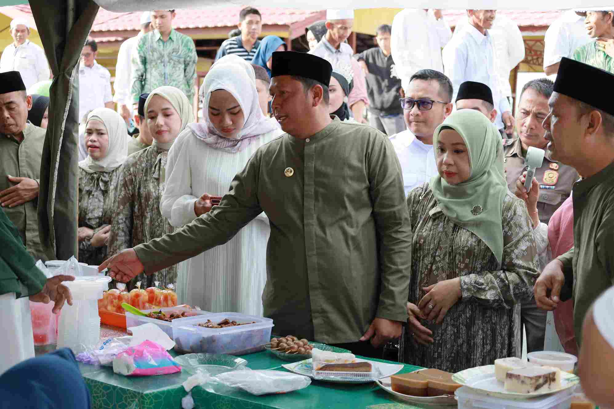 Bupati Barito Kuala, Dr. H. Bahrul Ilmi, bersama Forkopimda meninjau Pasar Panginan Ramadhan yang baru diresmikan di kawasan Siring Ulek Marabahan, yang diikuti oleh para pelaku UMKM yang menjual hidangan berbuka puasa.