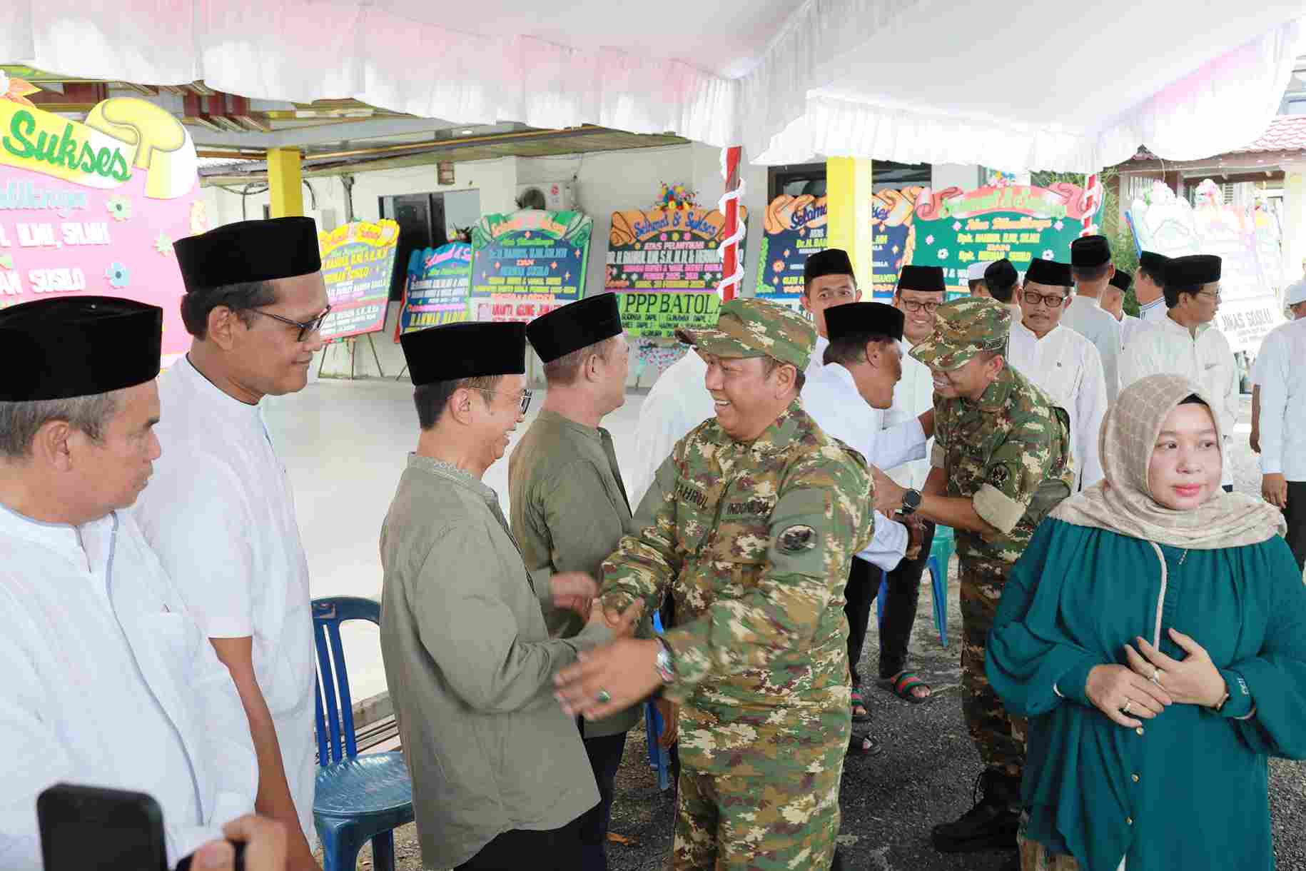 Bupati Barito Kuala, H. Bahrul Ilmi, dan Wakil Bupati Herman Susilo disambut hangat di kediaman Bupati Barito Kuala oleh Plh. Sekretaris Daerah dan para Kepala SKPD setelah kembali dari kegiatan retret di Magelang.