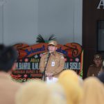 Bupati Barito Kuala, Dr. H. Bahrul Ilmi, memimpin apel perdana sebagai Pembina Apel di Pemkab Barito Kuala, dihadiri oleh Wakil Bupati Herman Susilo dan seluruh ASN di lingkungan pemerintah daerah.