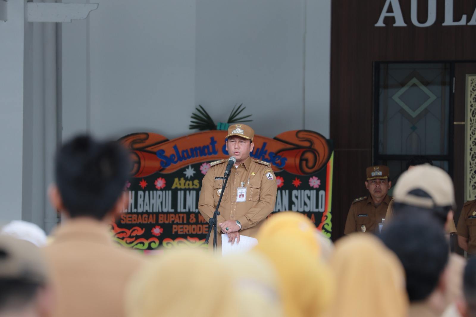 Bupati Barito Kuala, Dr. H. Bahrul Ilmi, memimpin apel perdana sebagai Pembina Apel di Pemkab Barito Kuala, dihadiri oleh Wakil Bupati Herman Susilo dan seluruh ASN di lingkungan pemerintah daerah.