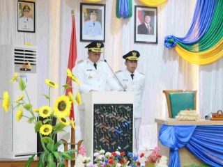 Bupati Bahrul Ilmi dan Wakil Bupati Herman Susilo saat pelantikan di Gedung DPRD Kabupaten Barito Kuala, 03 Maret 2025.