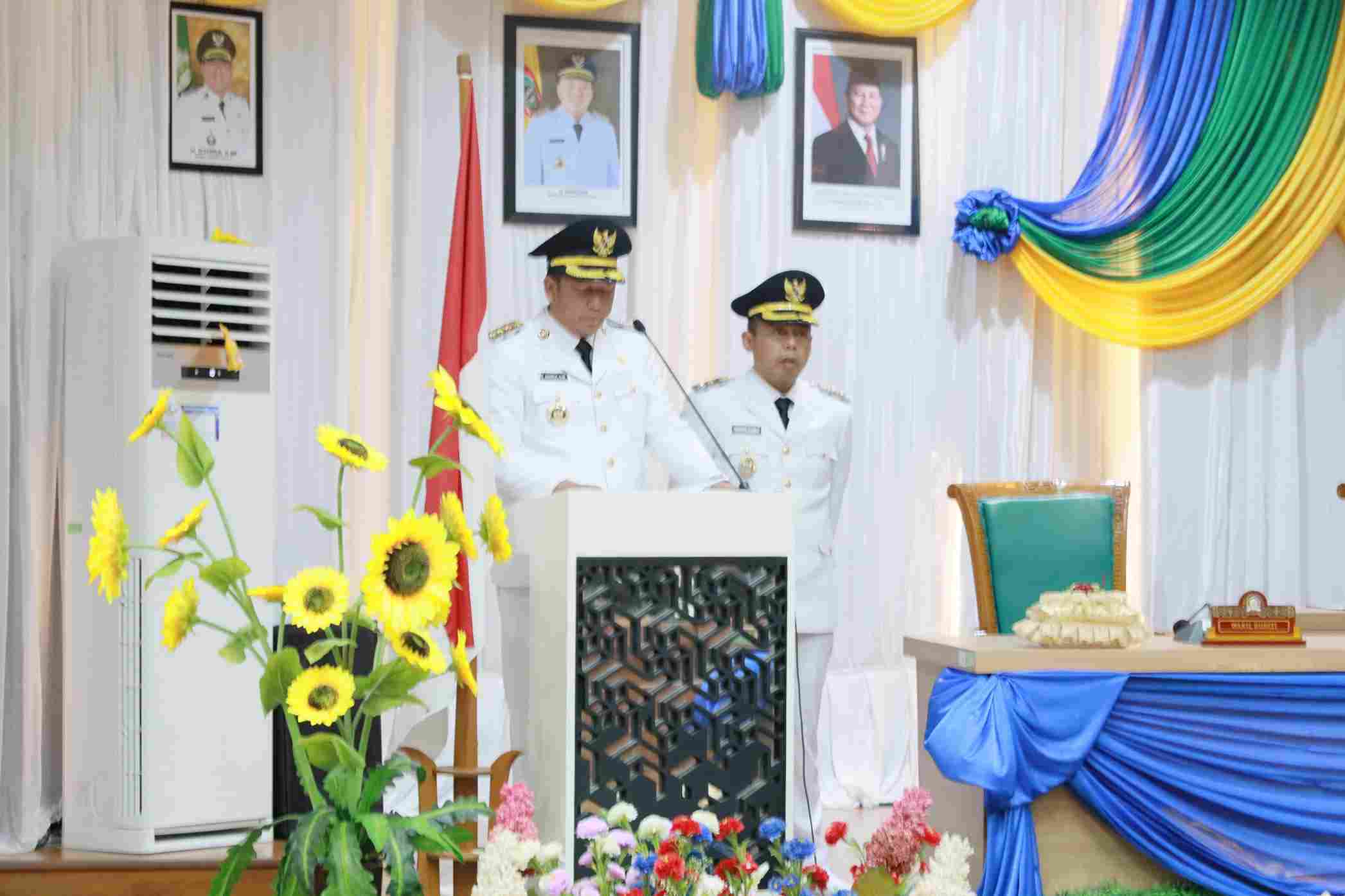 Bupati Bahrul Ilmi dan Wakil Bupati Herman Susilo saat pelantikan di Gedung DPRD Kabupaten Barito Kuala, 03 Maret 2025.