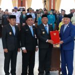 Bupati Barito Kuala, Dr. H. Bahrul Ilmi, menerima SK dan Memori Jabatan dari Gubernur Kalimantan Selatan, H. Muhidin, serta melantik istrinya sebagai Ketua TP PKK.