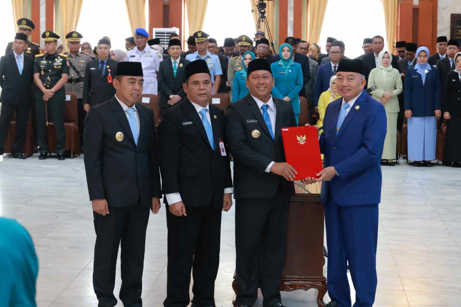 Bupati Barito Kuala, Dr. H. Bahrul Ilmi, menerima SK dan Memori Jabatan dari Gubernur Kalimantan Selatan, H. Muhidin, serta melantik istrinya sebagai Ketua TP PKK.
