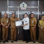 Bupati Barito Kuala, Dr. H. Bahrul Ilmi, menerima tiga penghargaan terkait penyaluran dana dari KPPN Banjarmasin, termasuk Terbaik Pertama untuk Dana Alokasi Khusus Fisik, DAU, dan Dana Bagi Hasil.