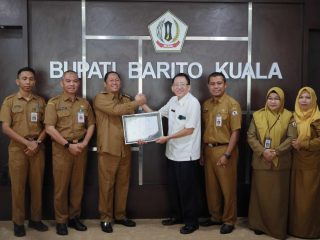 Bupati Barito Kuala, Dr. H. Bahrul Ilmi, menerima tiga penghargaan terkait penyaluran dana dari KPPN Banjarmasin, termasuk Terbaik Pertama untuk Dana Alokasi Khusus Fisik, DAU, dan Dana Bagi Hasil.