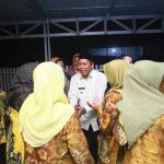 Bupati Barito Kuala, H. Bahrul Ilmi, disambut hangat oleh ibu-ibu setempat saat tiba di Masjid Nurul Huda, Anjir Muara, untuk acara buka puasa bersama dalam rangka Safari Ramadhan.