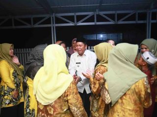 Bupati Barito Kuala, H. Bahrul Ilmi, disambut hangat oleh ibu-ibu setempat saat tiba di Masjid Nurul Huda, Anjir Muara, untuk acara buka puasa bersama dalam rangka Safari Ramadhan.