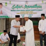 Wakil Bupati Barito Kuala, Herman Susilo, bersama jajaran Pemkab Barito Kuala, memberikan bantuan sebesar Rp.25 juta kepada pengurus Masjid Nurul Huda di Desa Banyiur, Kecamatan Anjir Pasar, dalam kegiatan Safari Ramadhan 1446 H