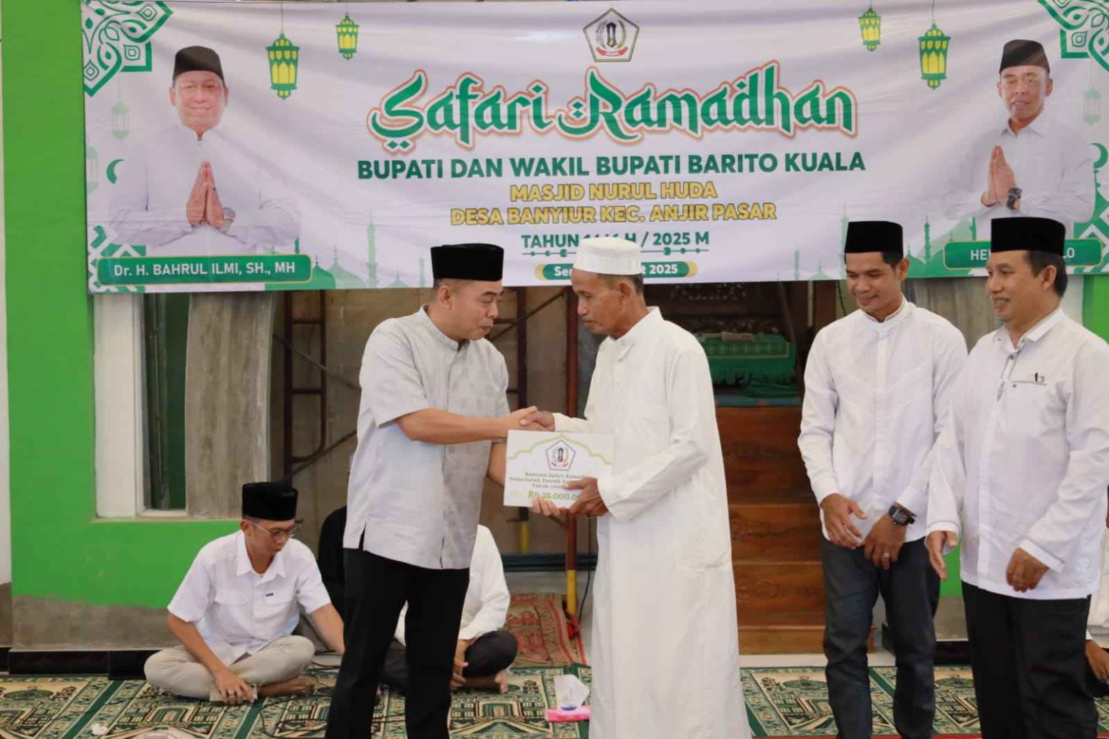 Wakil Bupati Barito Kuala, Herman Susilo, bersama jajaran Pemkab Barito Kuala, memberikan bantuan sebesar Rp.25 juta kepada pengurus Masjid Nurul Huda di Desa Banyiur, Kecamatan Anjir Pasar, dalam kegiatan Safari Ramadhan 1446 H