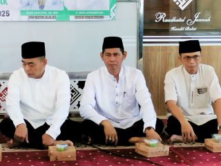 Wakil Bupati Barito Kuala, Herman Susilo, bersama Kepala Dinas Komunikasi dan Informatika, Hery Sasmita, melaksanakan kegiatan Safari Ramadan di Masjid Nurul Huda, Desa Banyiur.