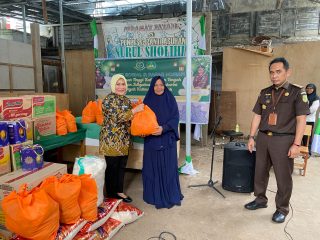 Kejati Kalteng Gelar Pasar Murah dan Bakti Sosial