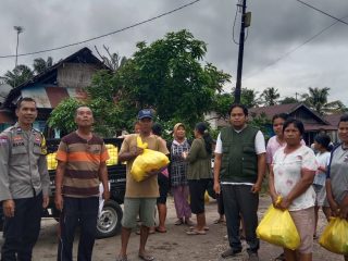 Bhabinkamtibmas Tumbang Tahai Kawal Distribusi Bantuan untuk Korban Banjir