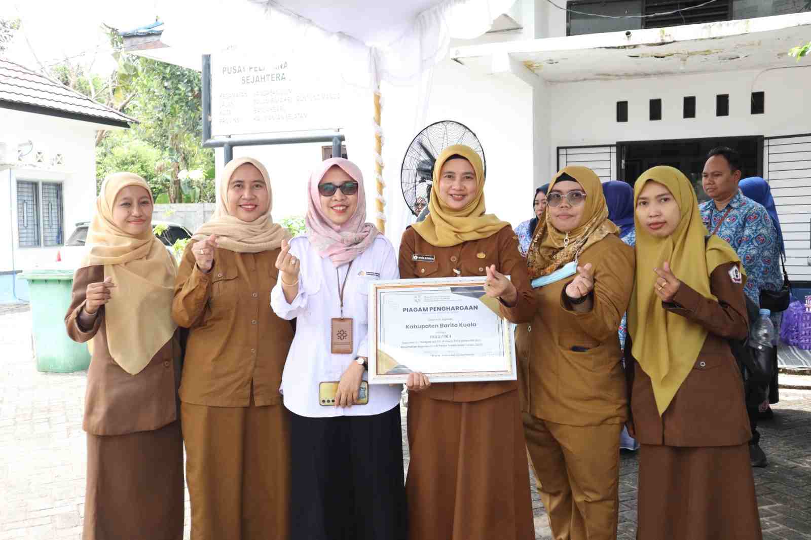 Pemkab Batola menerima penghargaan Terbaik I se-Kalimantan Selatan atas capaian pelayanan KB MKJP, diserahkan oleh Perwakilan BKKBN Provinsi Kalimantan Selatan di Balai Penyuluhan KB Guntung Manggis, Banjarbaru.
