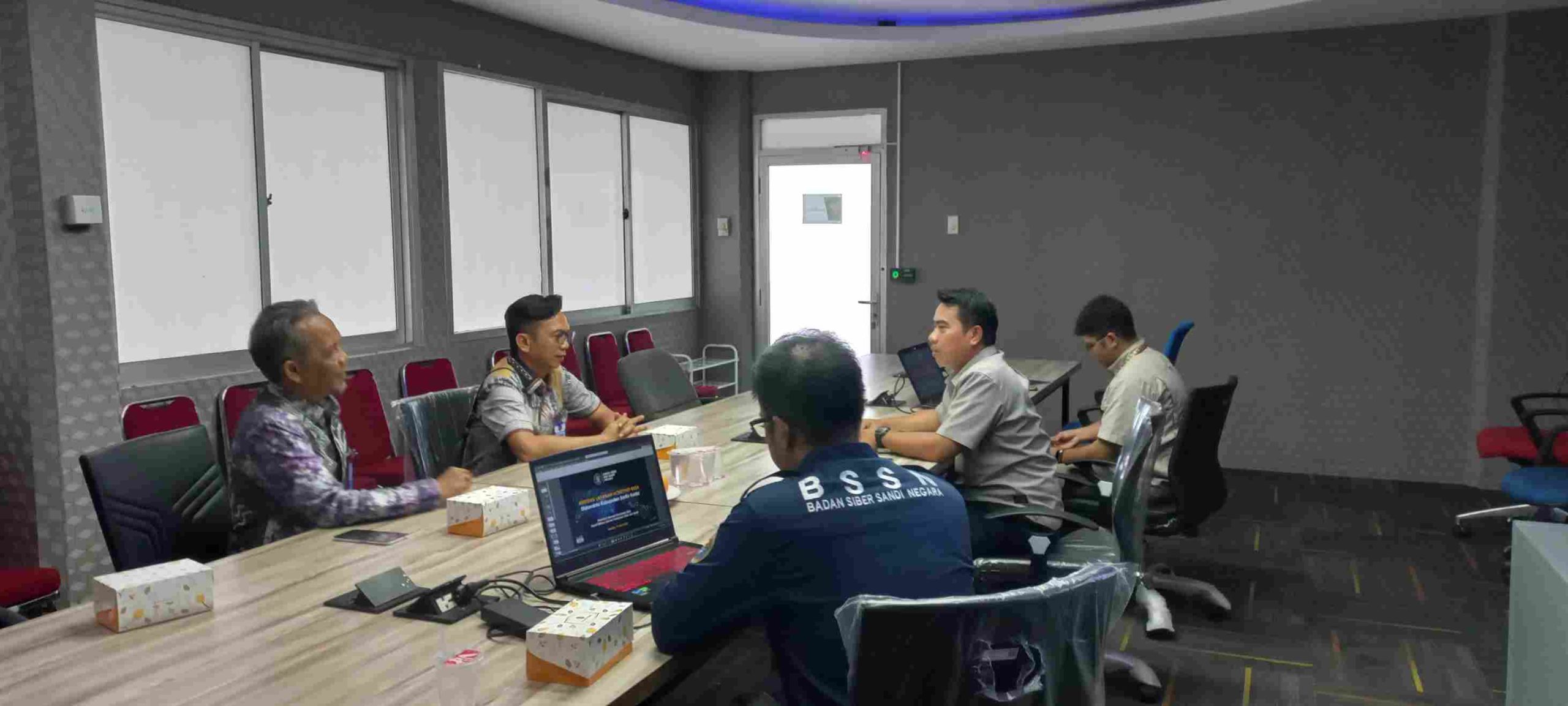 Kadis Kominfo Barito Kuala mengunjungi BSSN untuk menjajaki penerapan teknologi Honeynet dalam upaya meningkatkan keamanan siber daerah.