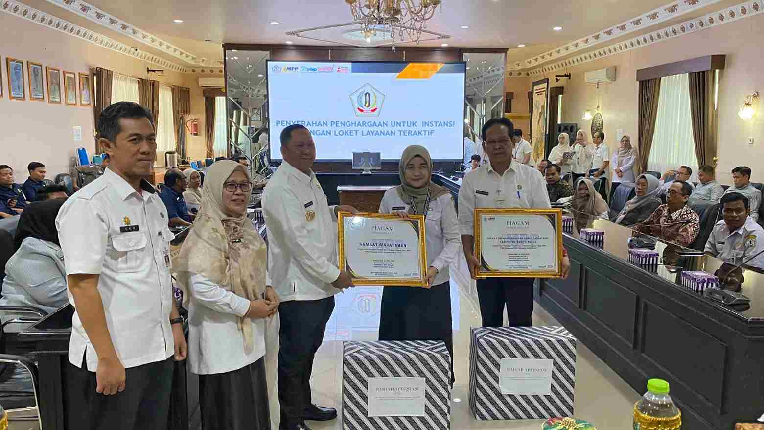 Bupati Barito Kuala H. Bahrul Ilmi membuka Rapat Koordinasi dan Evaluasi Mal Pelayanan Publik 2025, didampingi jajaran Forkopimda dan pimpinan instansi terkait, Rabu (23/4) di Aula Bahalap.