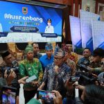 Bupati Barito Kuala H. Bahrul Ilmi bersama Gubernur Kalsel dan Wakil Menteri Dalam Negeri RI saat menghadiri Musrenbang RKPD Provinsi Kalsel Tahun 2025 di Gedung Mahligai Pancasila, Banjarmasin (24/04)