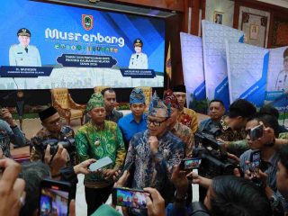 Bupati Barito Kuala H. Bahrul Ilmi bersama Gubernur Kalsel dan Wakil Menteri Dalam Negeri RI saat menghadiri Musrenbang RKPD Provinsi Kalsel Tahun 2025 di Gedung Mahligai Pancasila, Banjarmasin (24/04)