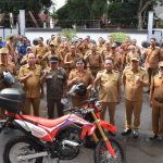 Bupati Kapuas Wiyatno didampingi Wakil Bupati Kapuas Dodo menyerahkan bantuan kendaraan operasional roda dua jenis trail untuk penanganan Kebakaran hutan dan Lahan (Karhutla) kepada seluruh Camat se Kabupaten Kapuas