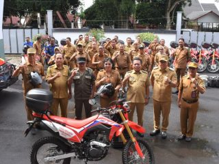 Bupati Kapuas Wiyatno didampingi Wakil Bupati Kapuas Dodo menyerahkan bantuan kendaraan operasional roda dua jenis trail untuk penanganan Kebakaran hutan dan Lahan (Karhutla) kepada seluruh Camat se Kabupaten Kapuas