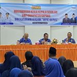 Bupati Kapuas HM Wiyatno saat menghadiri sekaligus membuka secara resmi Forum Musyawarah Kerja Kepala Sekolah (MKKS) SMP se Kabupaten Kapuas yang dirangkai dengan silaturahmi bersama Bupati Kapuas