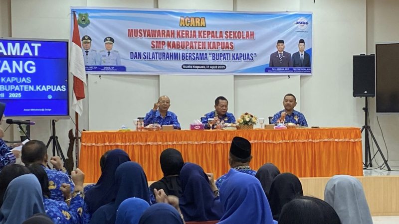 Bupati Kapuas HM Wiyatno saat menghadiri sekaligus membuka secara resmi Forum Musyawarah Kerja Kepala Sekolah (MKKS) SMP se Kabupaten Kapuas yang dirangkai dengan silaturahmi bersama Bupati Kapuas