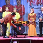 Festival Budaya Tingang Menteng Panunjung Tarung (FBTMPT) Kabupaten Kapuas 2025 resmi dimulai dengan pemukulan gong oleh Bupati HM Wiyatno. Acara yang diadakan untuk memeriahkan Hari Jadi Kota Kuala Kapuas dan HUT ke-74 Pemerintah Kabupaten Kapuas ini menampilkan berbagai olahraga tradisional dan masyarakat, serta diharapkan mempererat tali persaudaraan dan melestarikan budaya lokal.