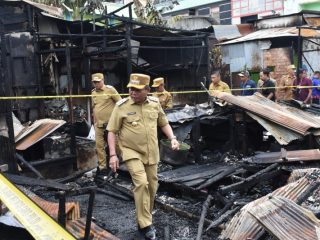 Bupati Kapuas Wiyatno didampingi Wakil Bupati Kapuas Dodo dan sejumlah Kepala OPD terkait melakukan peninjauan ke lokasi terjadinya musibah kebakaran yang melanda komplek pertokoan Pasar Sari Mulia Kapuas