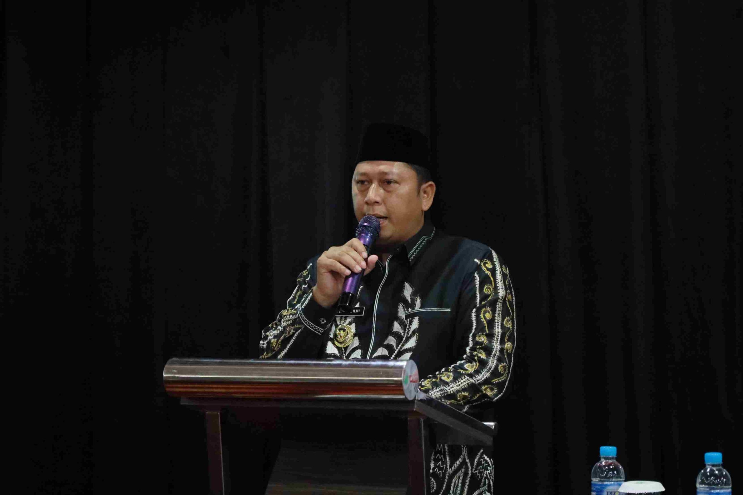 Bupati H. Bahrul Ilmi memberikan sambutan pada pembukaan pelatihan public speaking untuk aparatur desa Kecamatan Tabukan.