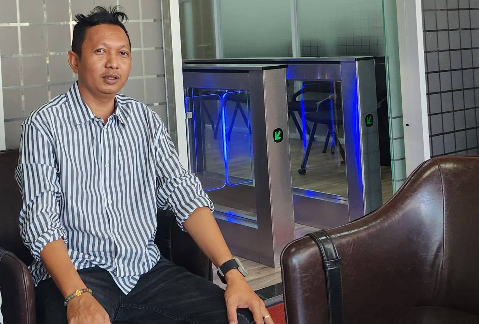 Ketua LBH Mata Nusantara Kalimantan, Anekaria Safari, saat di ruang penerimaan surat di Jampidsus Kejagung RI keterangan laporan dugaan korupsi penjualan aset negara oleh pejabat Bea Cukai Sampit