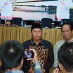 Bupati Barito Kuala Bahrul Ilmi bersama Wakil Bupati Herman Susilo memberikan keterangan pers usai membuka Rapat Teknis Operator Disdukcapil se-Kabupaten Barito Kuala, di Hotel Aria Barito, Banjarmasin, Sabtu (17/05)