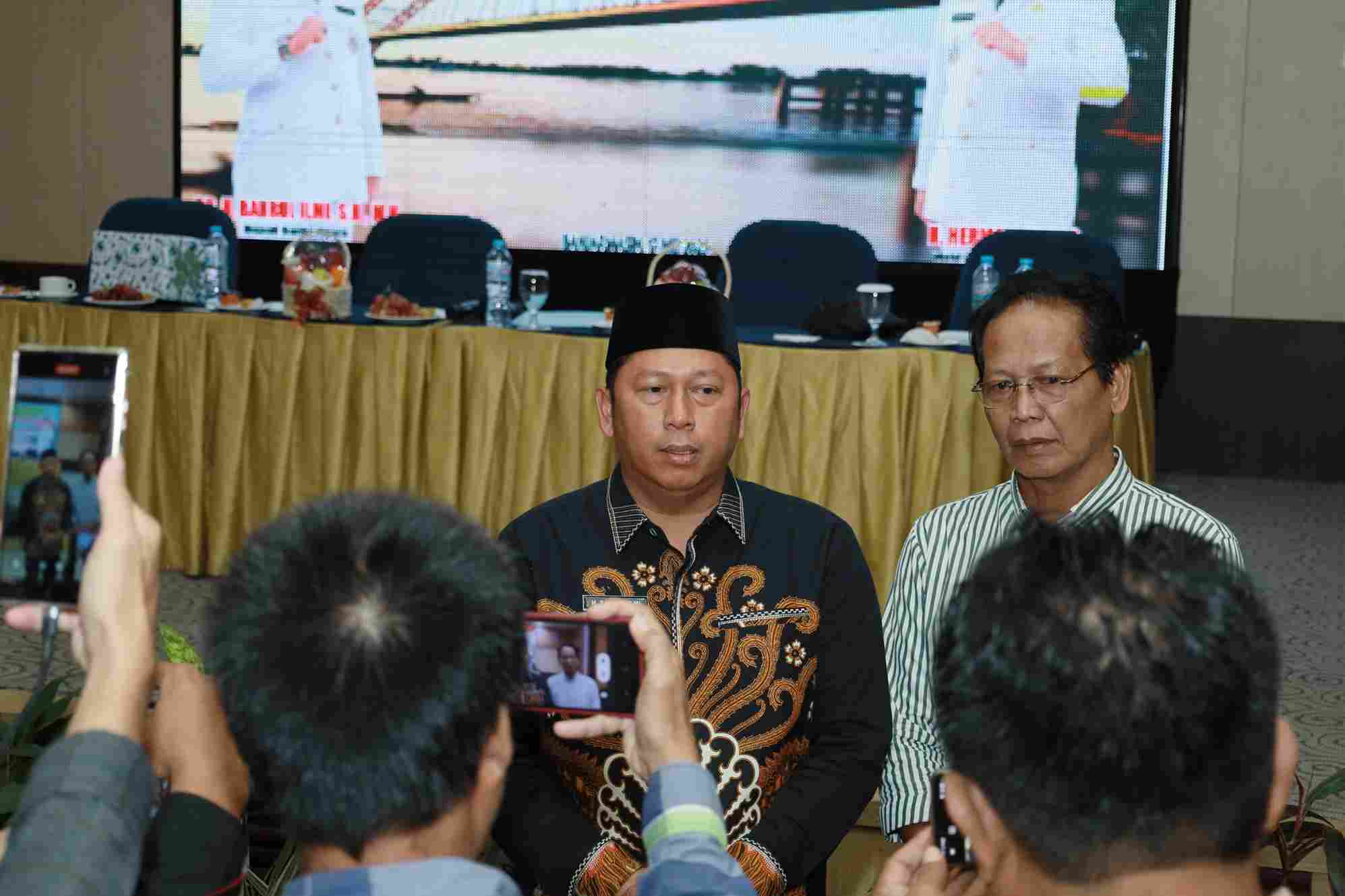 Bupati Barito Kuala Bahrul Ilmi bersama Wakil Bupati Herman Susilo memberikan keterangan pers usai membuka Rapat Teknis Operator Disdukcapil se-Kabupaten Barito Kuala, di Hotel Aria Barito, Banjarmasin, Sabtu (17/05)