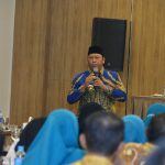 Bupati Barito Kuala H. Bahrul Ilmi (tengah) menghadiri dan membuka secara resmi Pelatihan Peningkatan Kapasitas Lembaga Kemasyarakatan Desa (LKD) se-Kecamatan Tabunganen di Hotel Tree Park, Banjarmasin, Minggu (18/5)