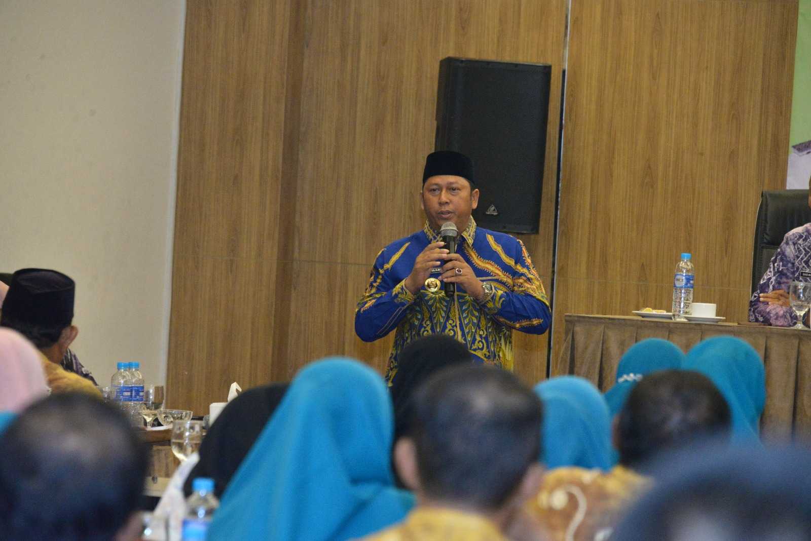 Bupati Barito Kuala H. Bahrul Ilmi (tengah) menghadiri dan membuka secara resmi Pelatihan Peningkatan Kapasitas Lembaga Kemasyarakatan Desa (LKD) se-Kecamatan Tabunganen di Hotel Tree Park, Banjarmasin, Minggu (18/5)