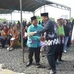 Bupati Barito Kuala H. Bahrul Ilmi (tengah) menghadiri kegiatan Bhakti Sosial Pelayanan Kesehatan Perinasia Provinsi Kalimantan Selatan di kediamannya, Kecamatan Tabunganen, Minggu (18/5).
