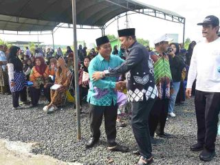 Bupati Barito Kuala H. Bahrul Ilmi (tengah) menghadiri kegiatan Bhakti Sosial Pelayanan Kesehatan Perinasia Provinsi Kalimantan Selatan di kediamannya, Kecamatan Tabunganen, Minggu (18/5).